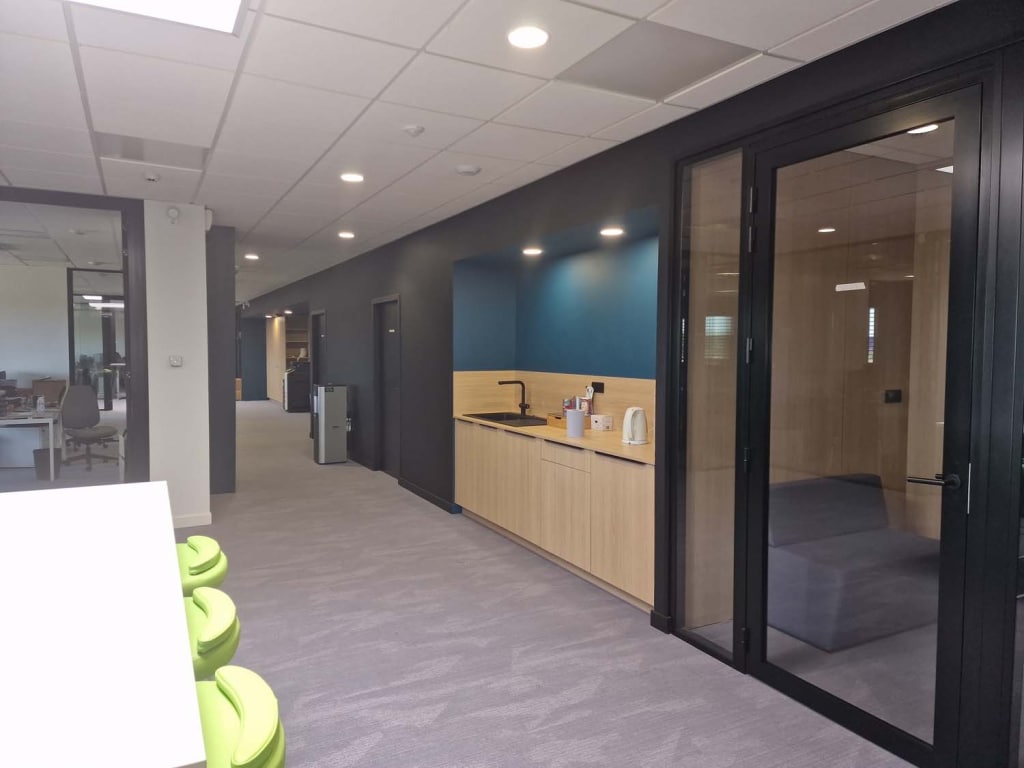 Application de teintes modernes pour un espace lumineux et accueillant.