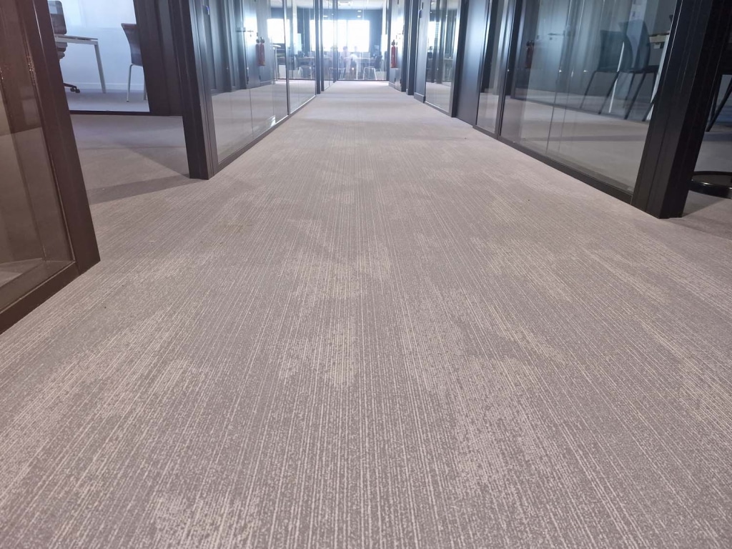 Pose de flotex dans un bureau : moderne, confort et résistance.