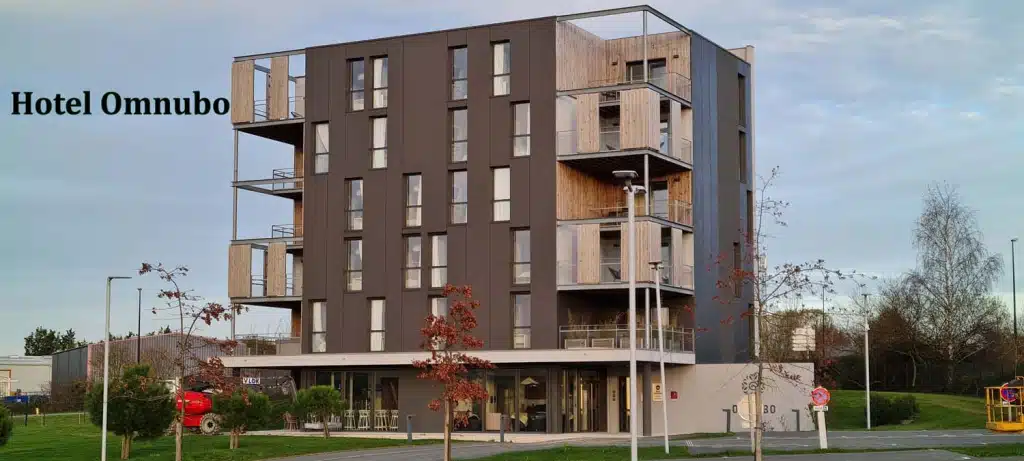 Peinture de la façade d'un hôtel.