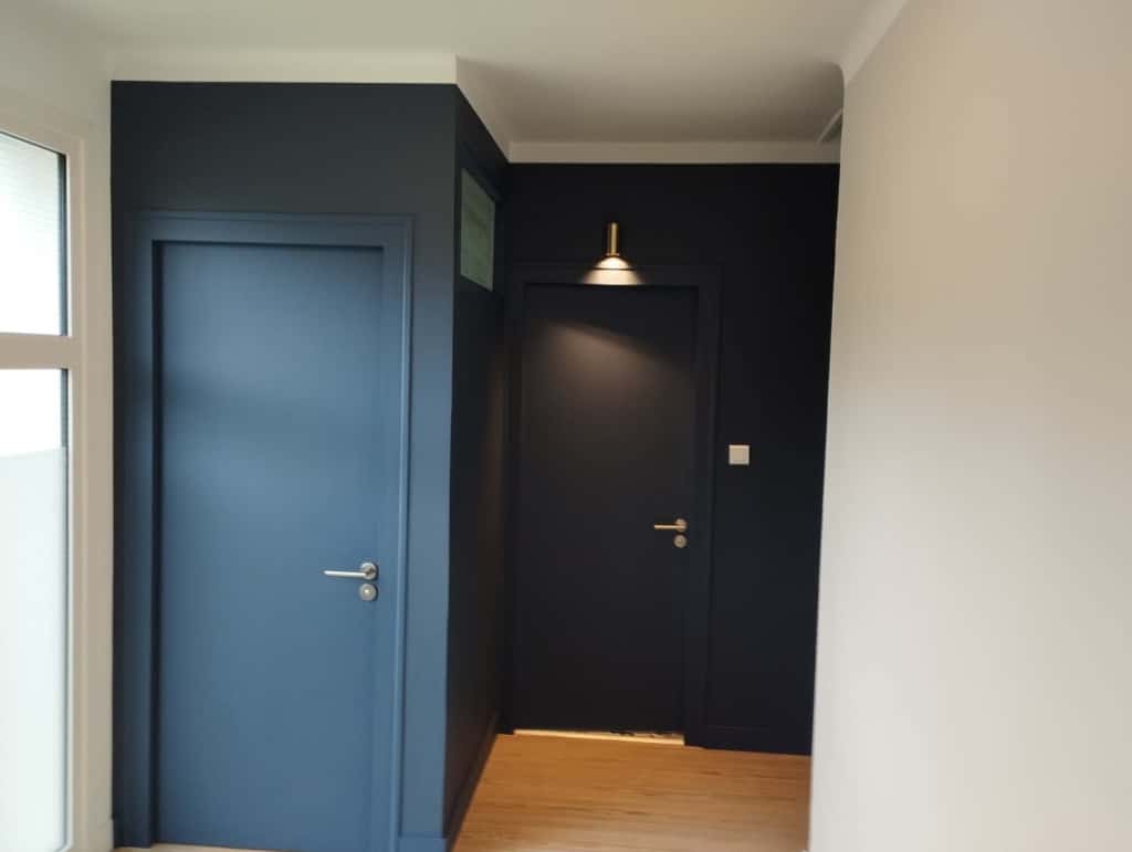 Peinture avec une retombée de plafond pour respecter les corniches partiellement existantes.