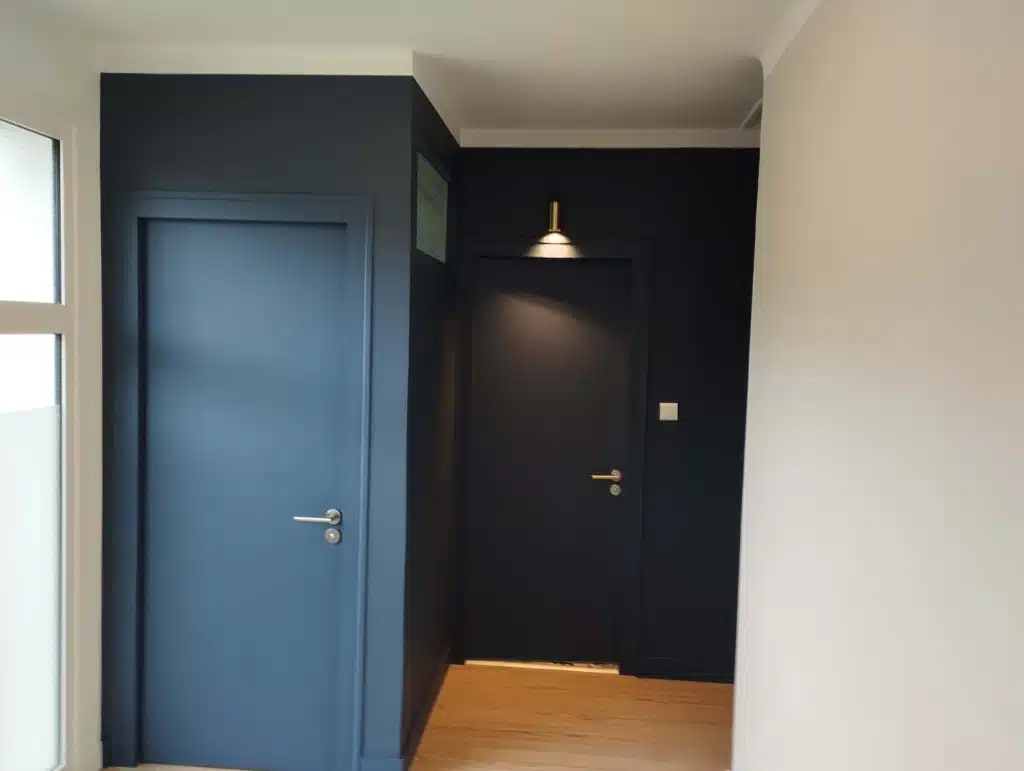 Peinture avec une retombée de plafond pour respecter les corniches partiellement existantes.