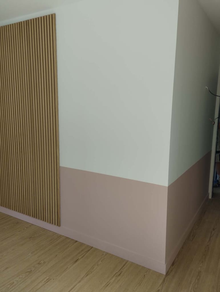 Sous bassement en peinture pour cette chambre d’enfant.