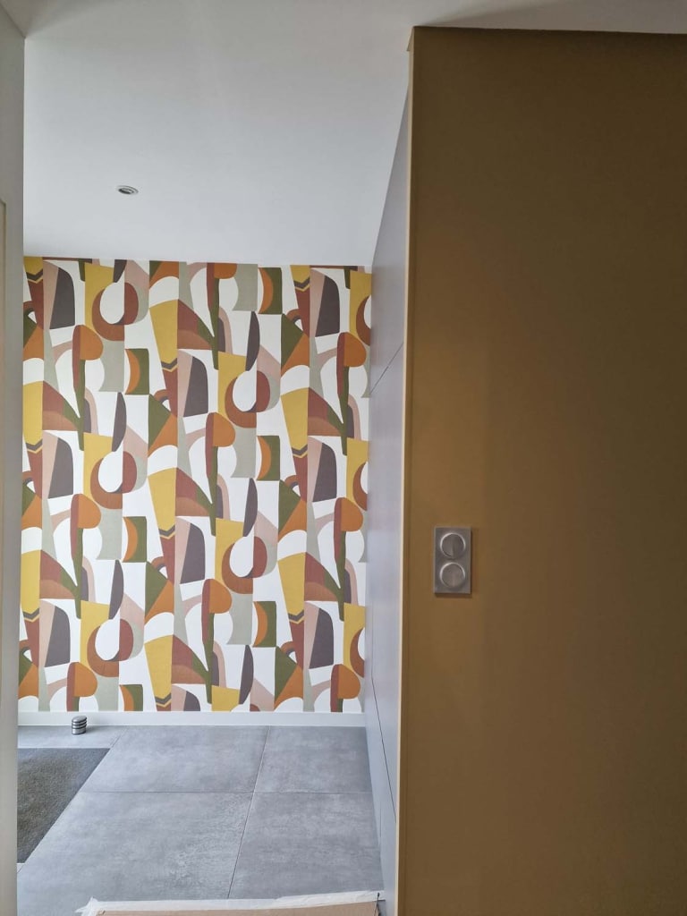 Revêtement coloré et graphique : une touche de modernité dans cette entrée.