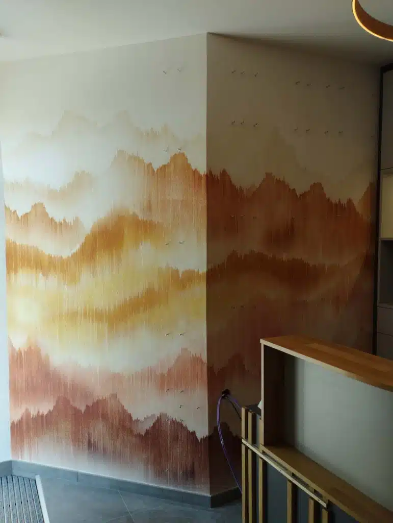 Tapisserie panoramique dans une maison.