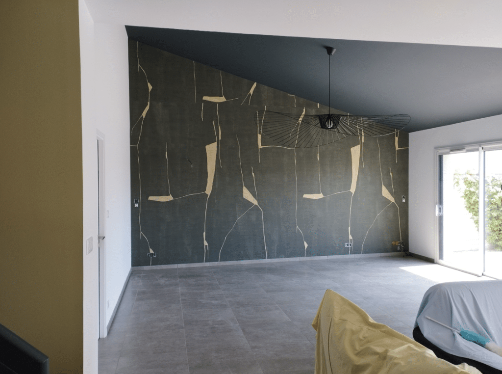 Pose d’un revêtement mural moderne. 