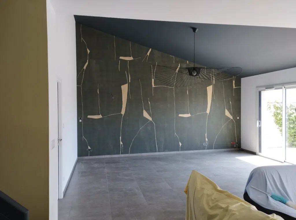 Pose d’un revêtement mural moderne. 