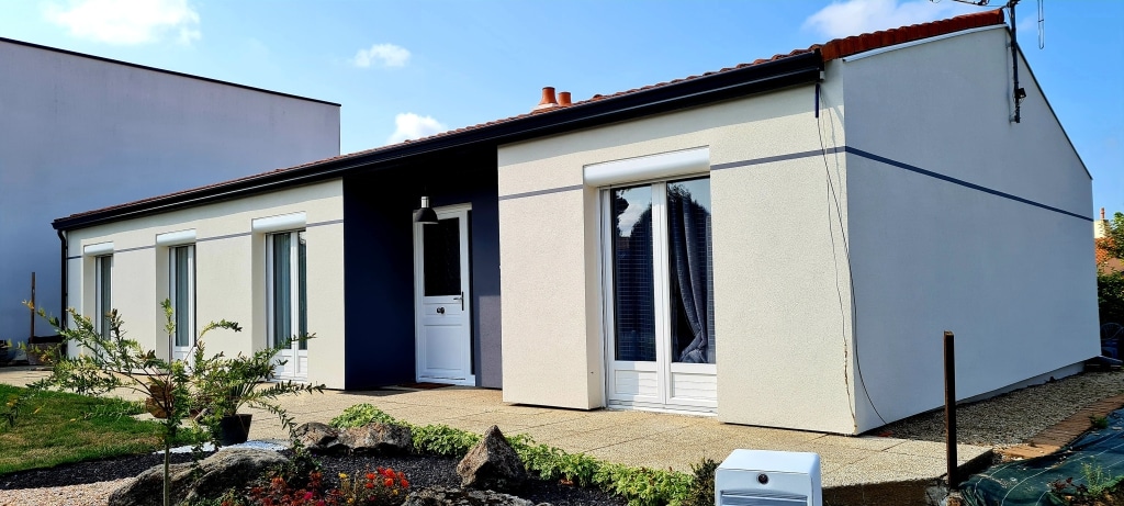 Isolation thermique par l’extérieur sur l’ensemble de la maison pour une efficacité optimale.