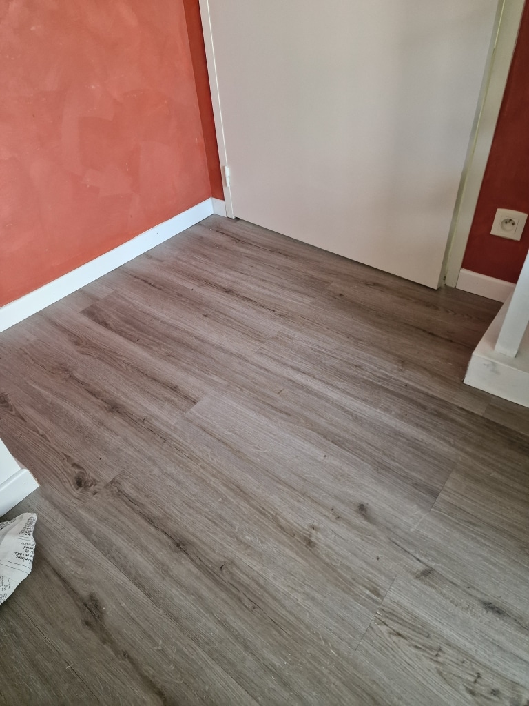 Lames imitation bois dans un bureau.