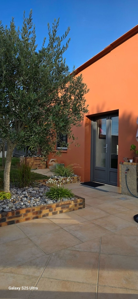 Mise en valeur d’un mur par la couleur le long d’une terrasse.