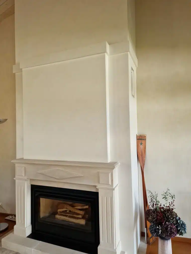 Peinture déco sur une cheminée.