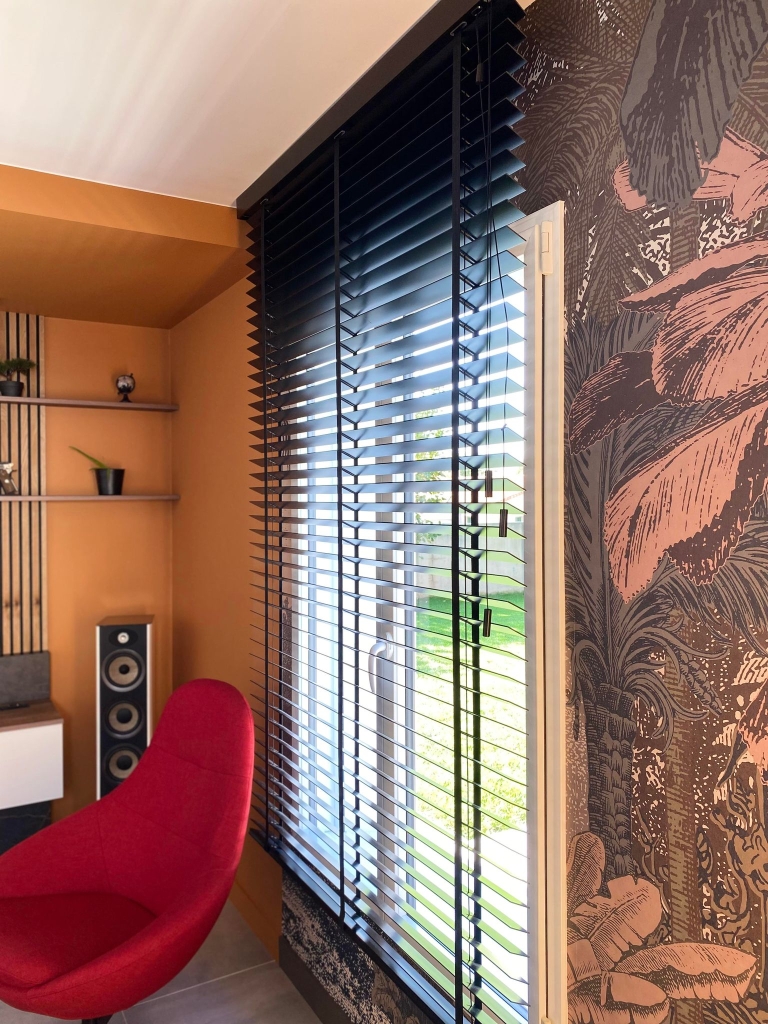 Pose d'un papier peint dans un espace salon.