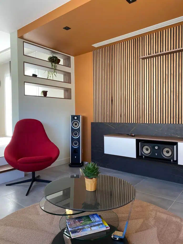 Application d'une peinture colorée pour un effet dynamisant.